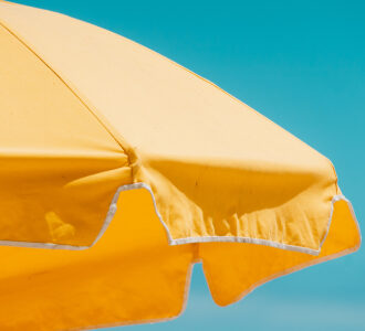 L’ombrellone alla spiaggia dei talenti per i partecipanti del progetto La casa sull’Isola e altri