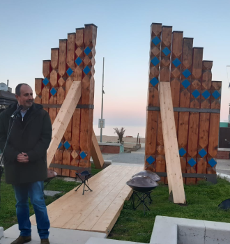 Inaugurata la “Porta a mare” di Loreno Sguanci, restaurata dalla falegnameria di T41B